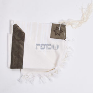 טלית עם עטרת לייזר – דגם ברכת ציצית חום